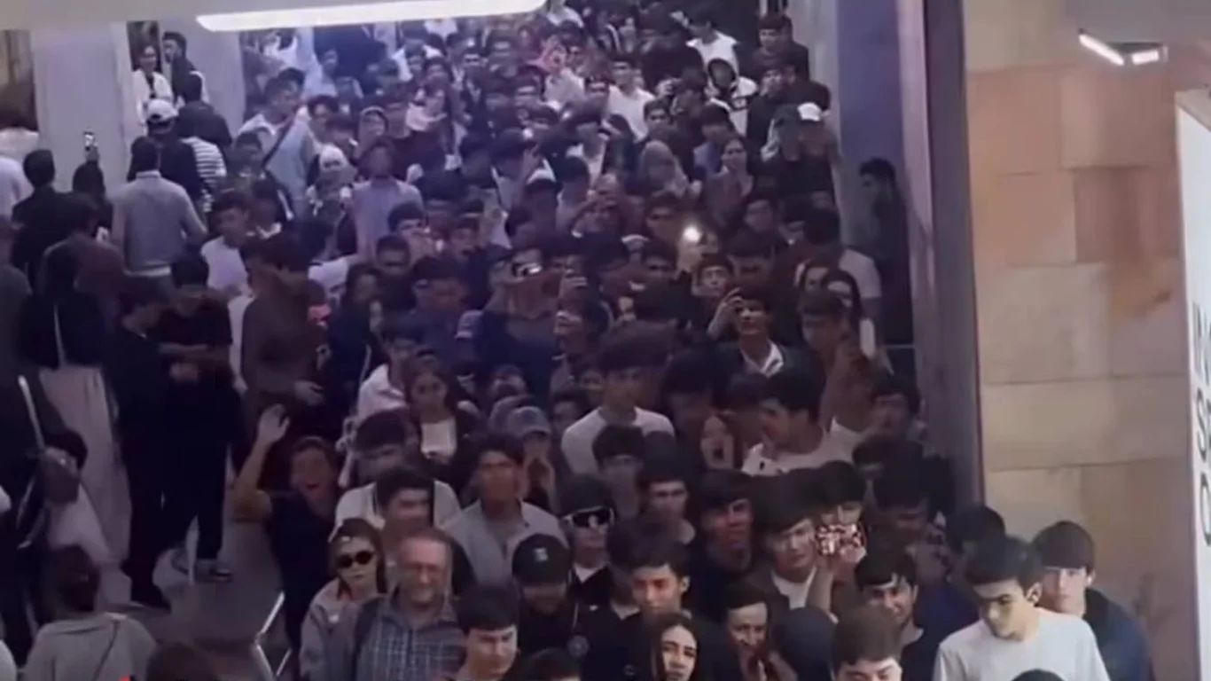 Une foule en route pour un concert gratuit dans le métro suscite un débat'lmoqda