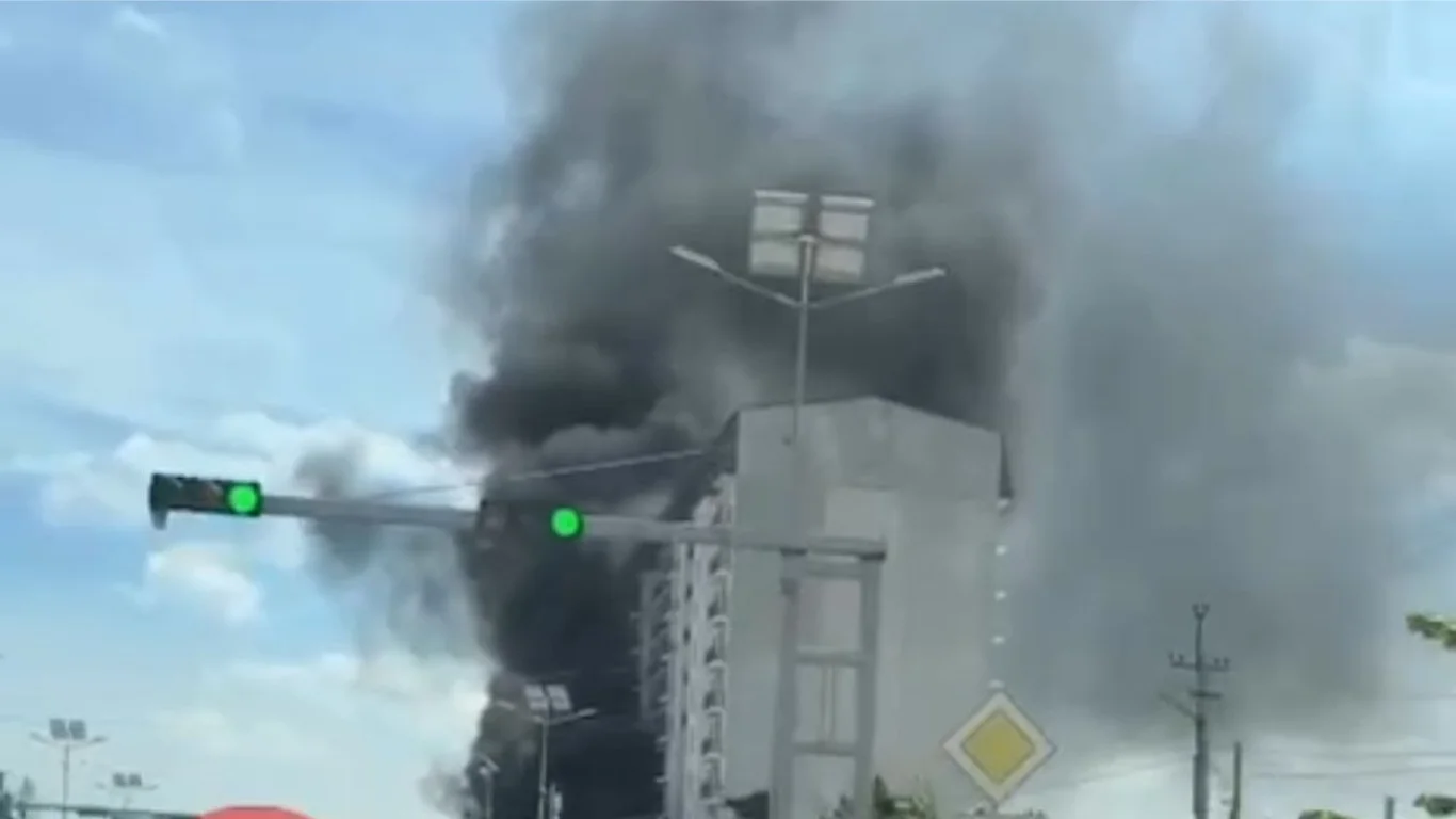 Brand in einem im Bau befindlichen Gebäude in Keles