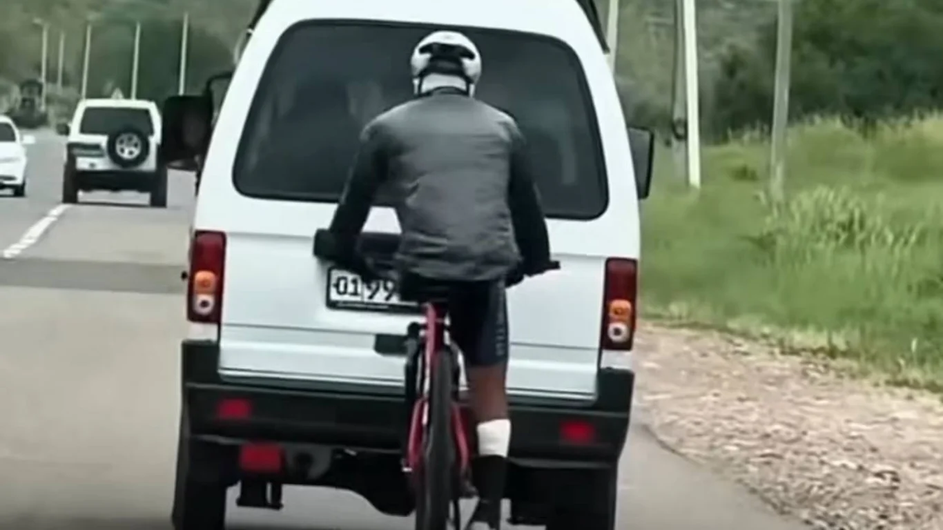 Cycliste à la volonté de fer en Ouzb'lgan velosipedchi internetni zabt etdi