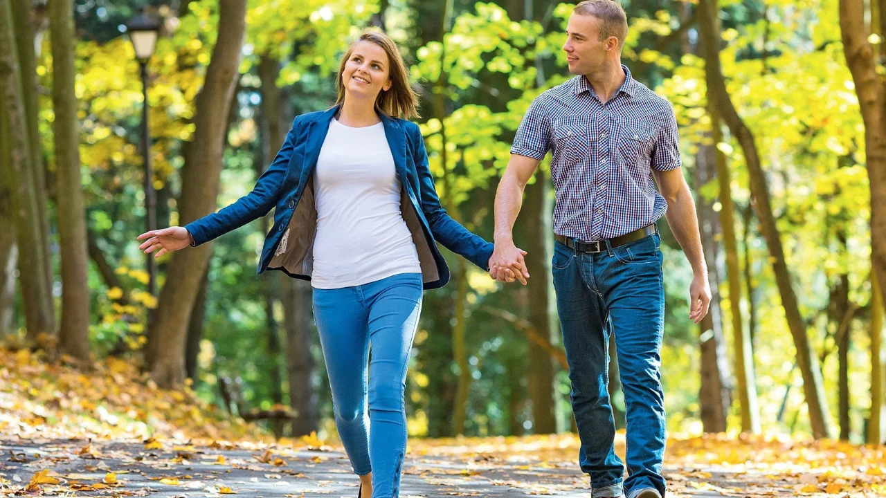 Warum wird empfohlen, täglich mindestens 30 Minuten zu gehen?