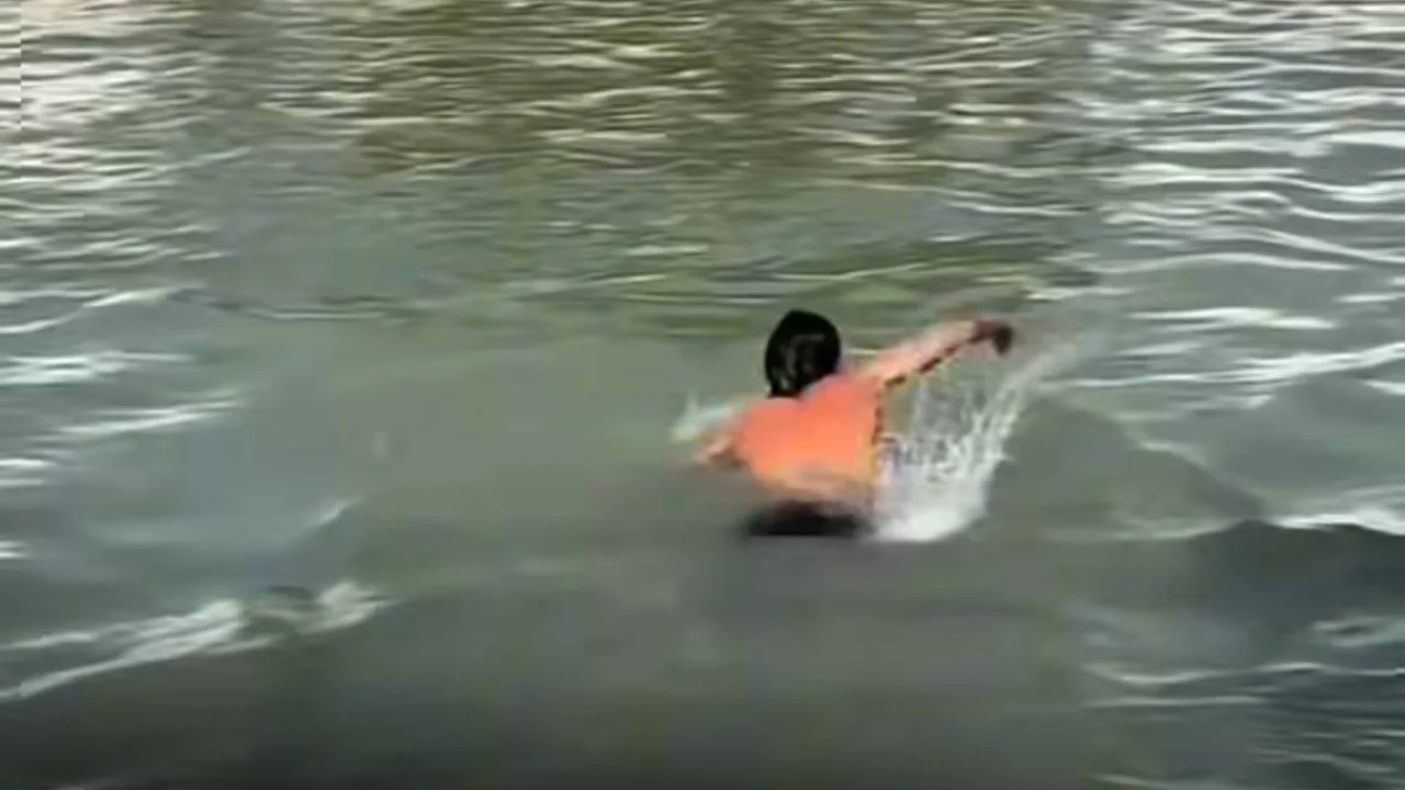 Teenager schwimmt für ein Video in verbotenem Bereich und sorgt für Online-Debatte