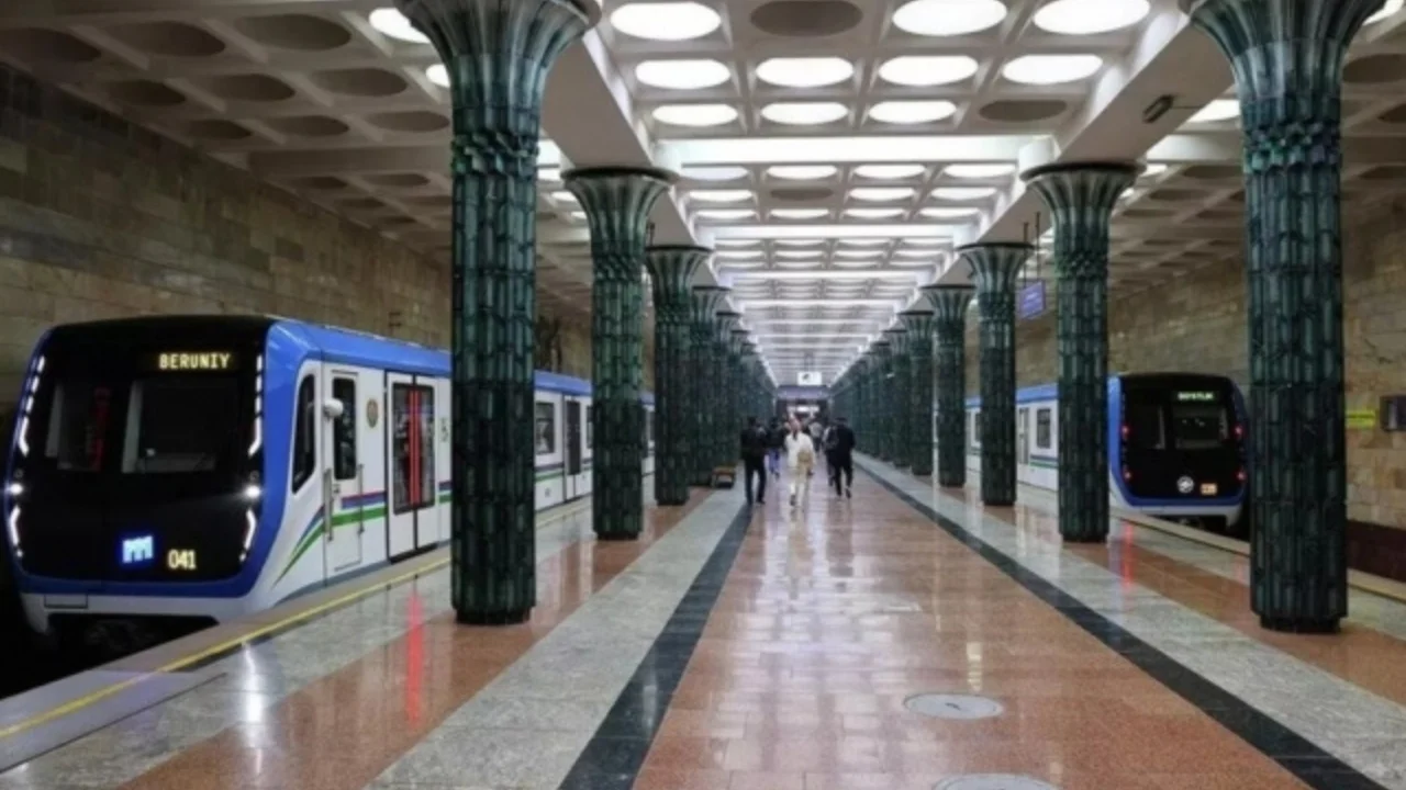 Тошкент метросида кутилмаган ҳолат: аёл поезд йўлига тушиб кетди