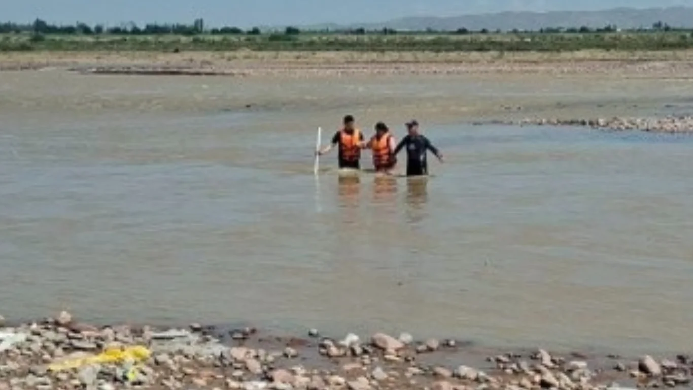 Montée des eaux à Angren : une femme piégée au milieu de la rivière