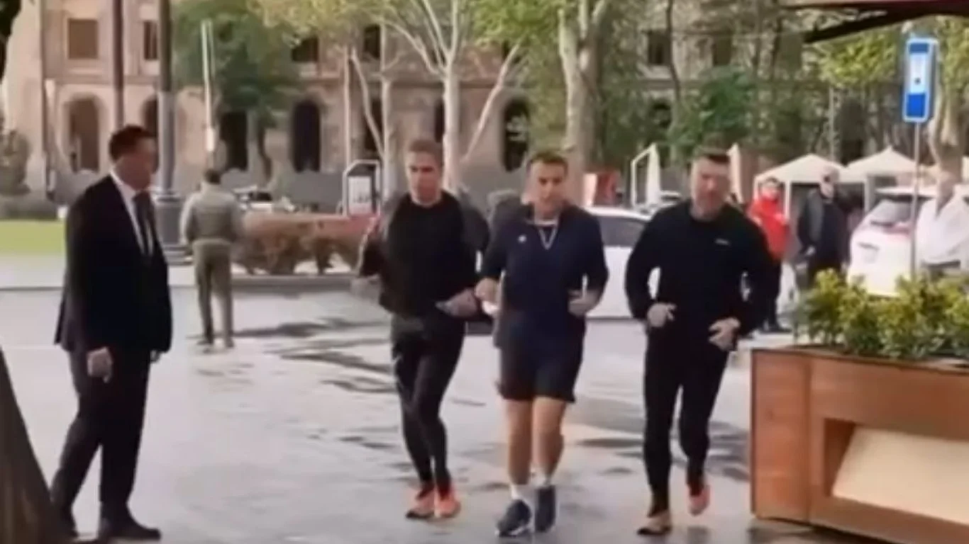 Makron Yerevanda yugurdi: kutilmagan video tarmoqlarni portlatdi