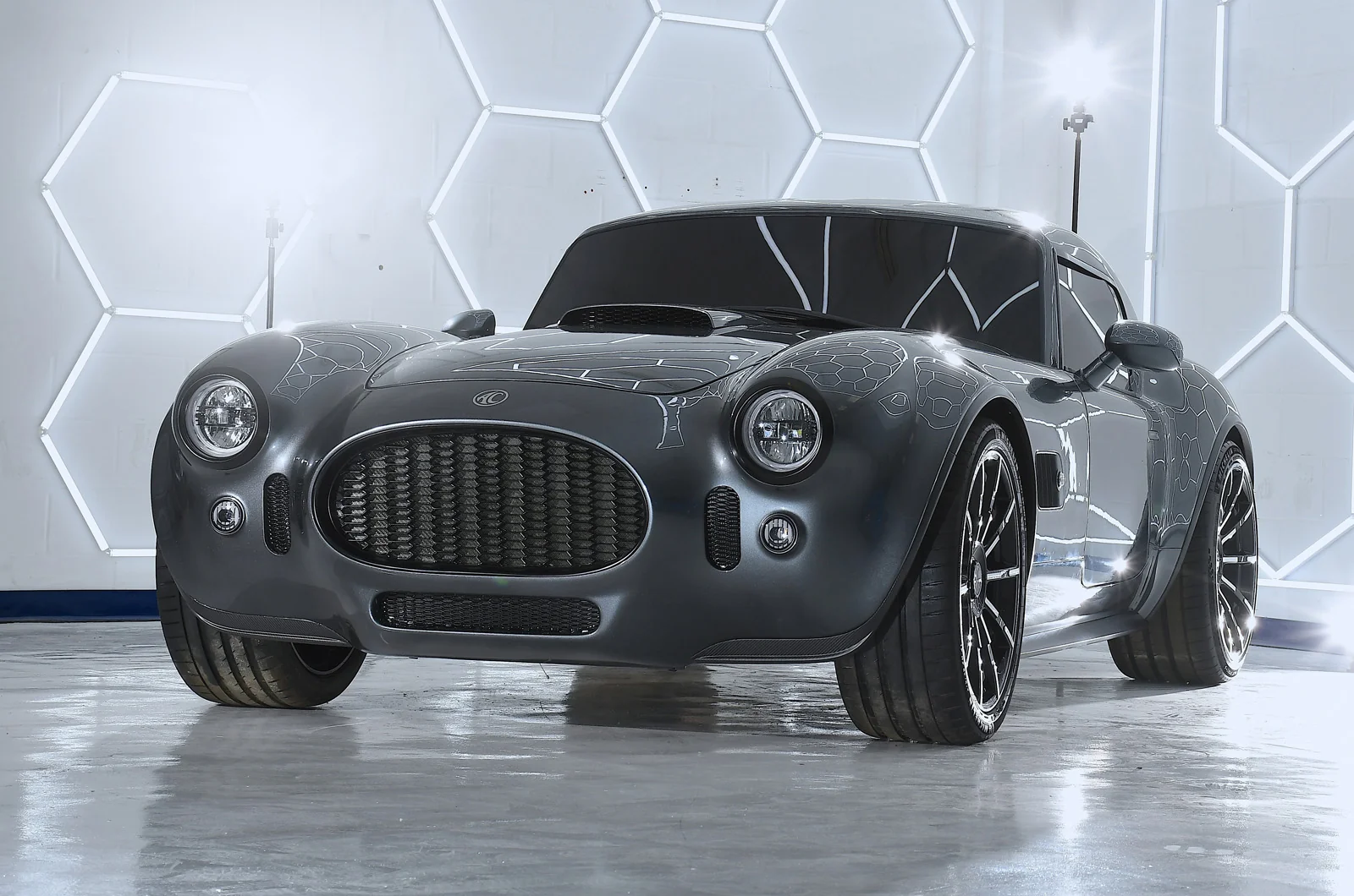 AC Cars, 400 bin sterlinlik Cobra Coupe süper otomobilini tanıttı