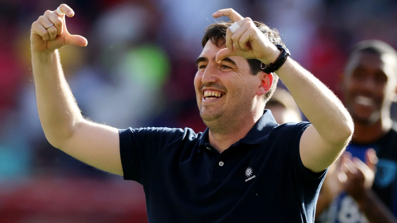 Andoni Iraola va Xavi Milan bosh murabbiyligiga asosiy nomzodlar