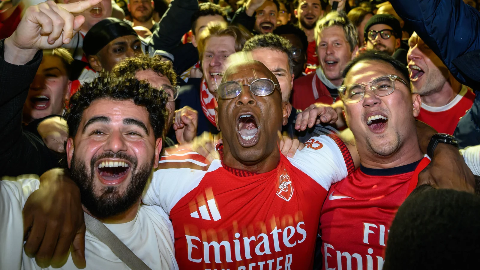 Arsenal afsonasi Ian Wright muxlislar bilan chempionlikni nishonladi