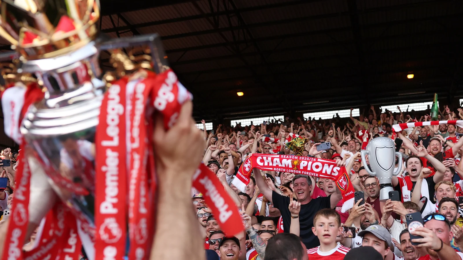 Des fans d'Arsenal se déguisent en stadiers pour voir le trophée de champion