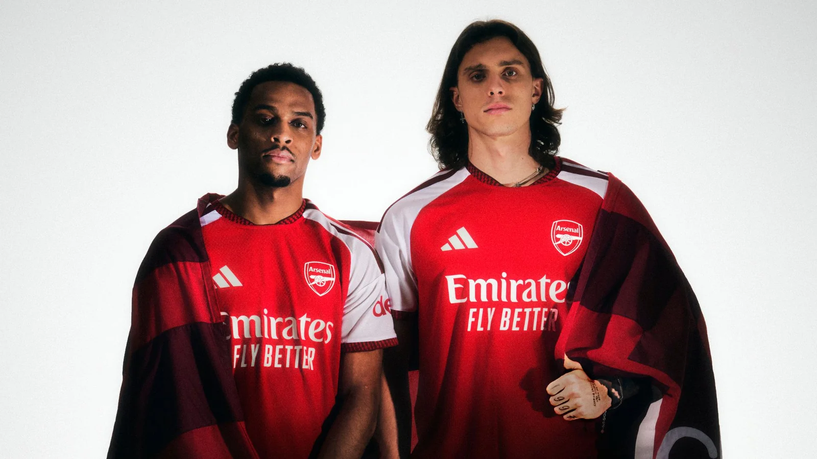 Arsenal dévoile ses nouveaux maillots pour la saison 2026-27