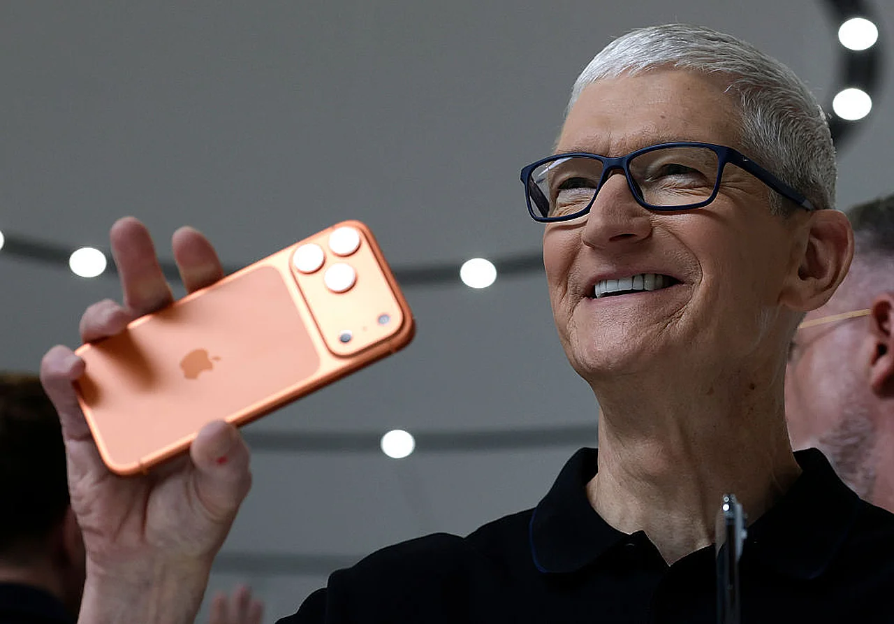 Tim Cook'un görevden ayrılmasıyla birlikte Apple rekor gelir elde etti