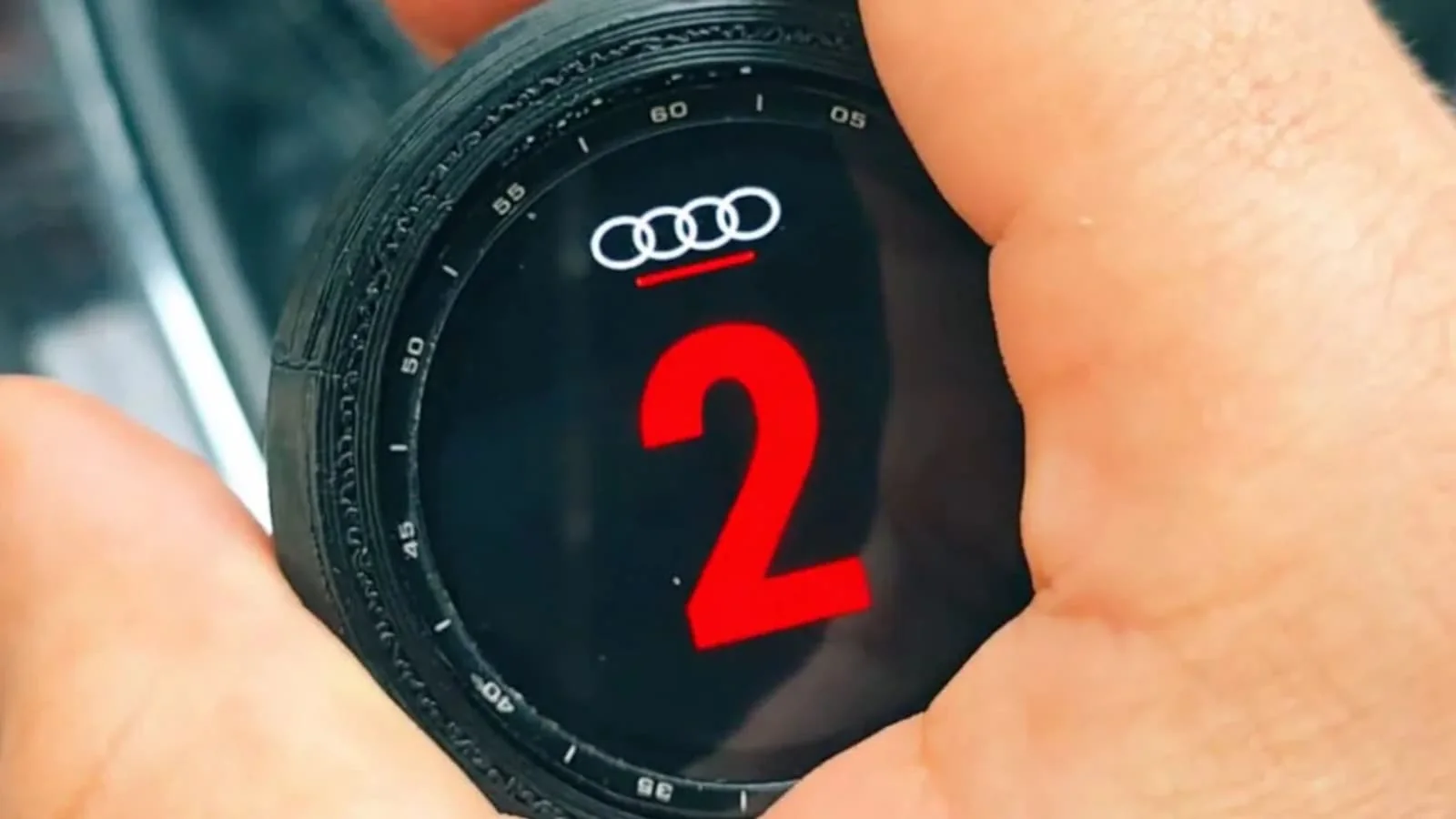 Audi A4-Besitzer installiert Smartwatch am Schalthebel und macht sie zum Medien-Controller