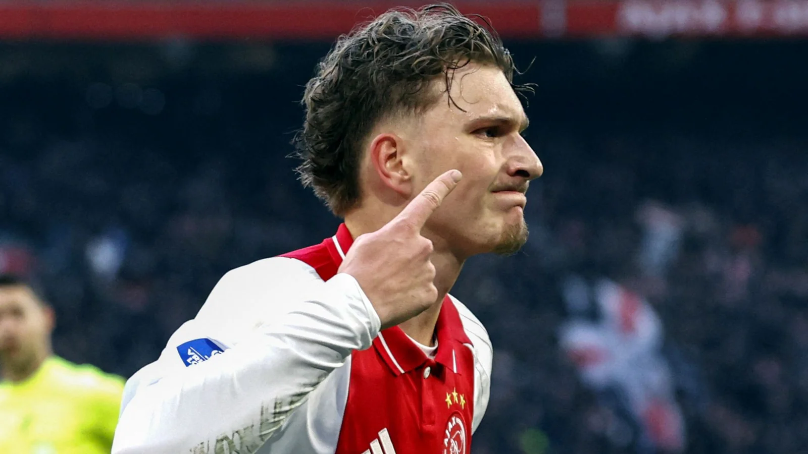 Bavariya Ayaks yulduzi Mika Godtsni kuzatmoqda