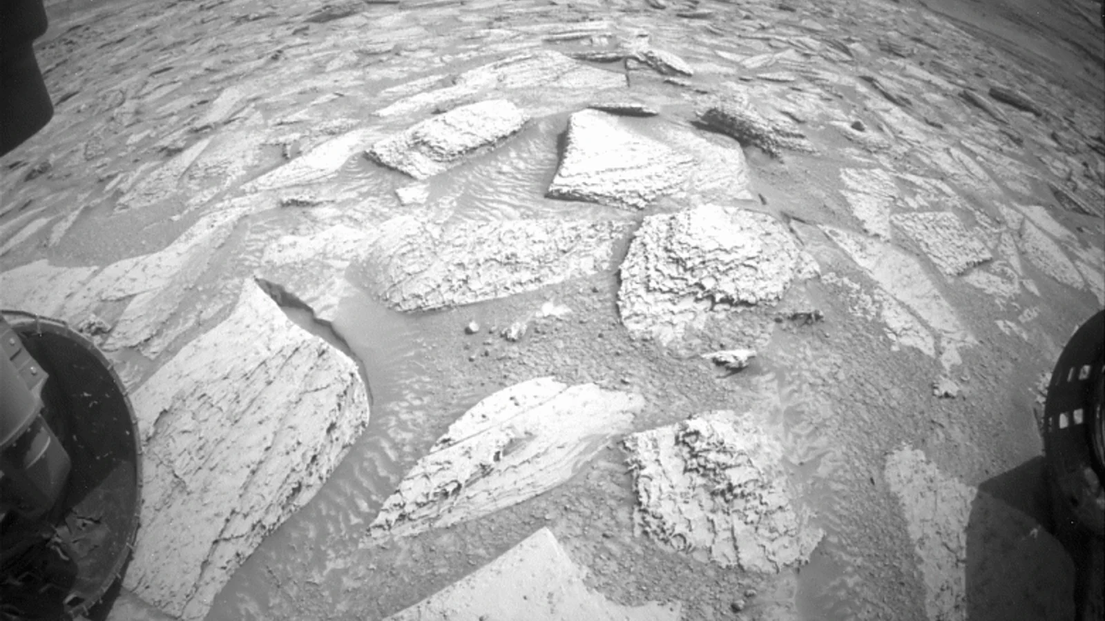 Curiosity marsxodida kutilmagan holat: tosh burg‘uga yopishib qoldi
