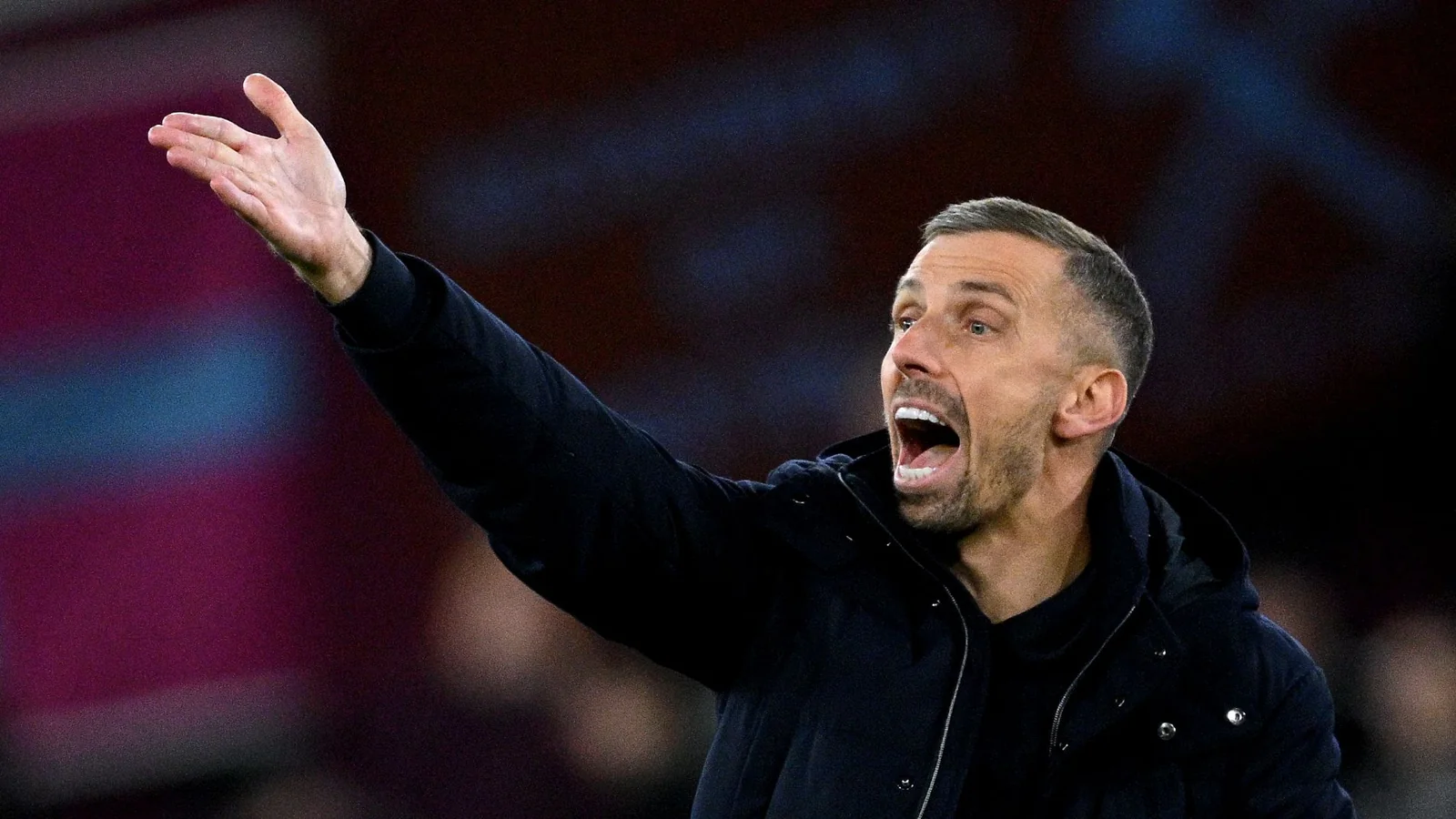 Gary O'Nil Strasburg egalarini transfer siyosati va klub madaniyatini buzganlikda aybladi