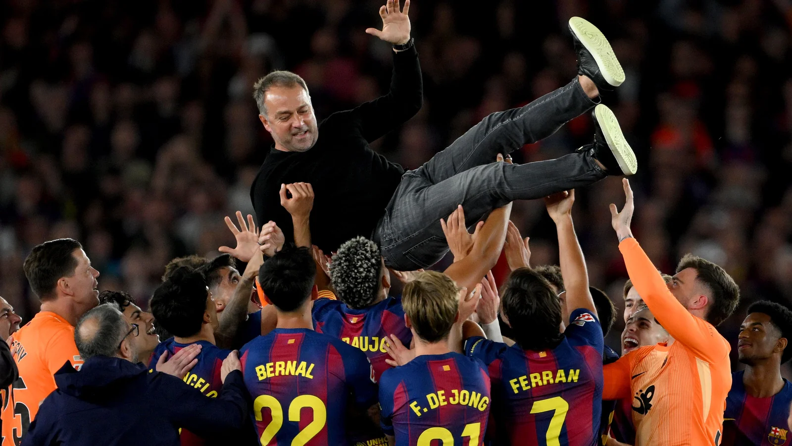 Hansi Flick extiende su contrato con el Barcelona