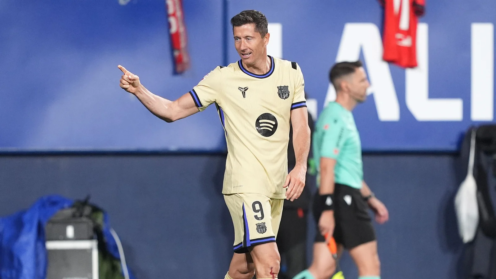 Hansi Flick Robert Lewandowski'ning Barselona'dan ketishini tasdiqladi