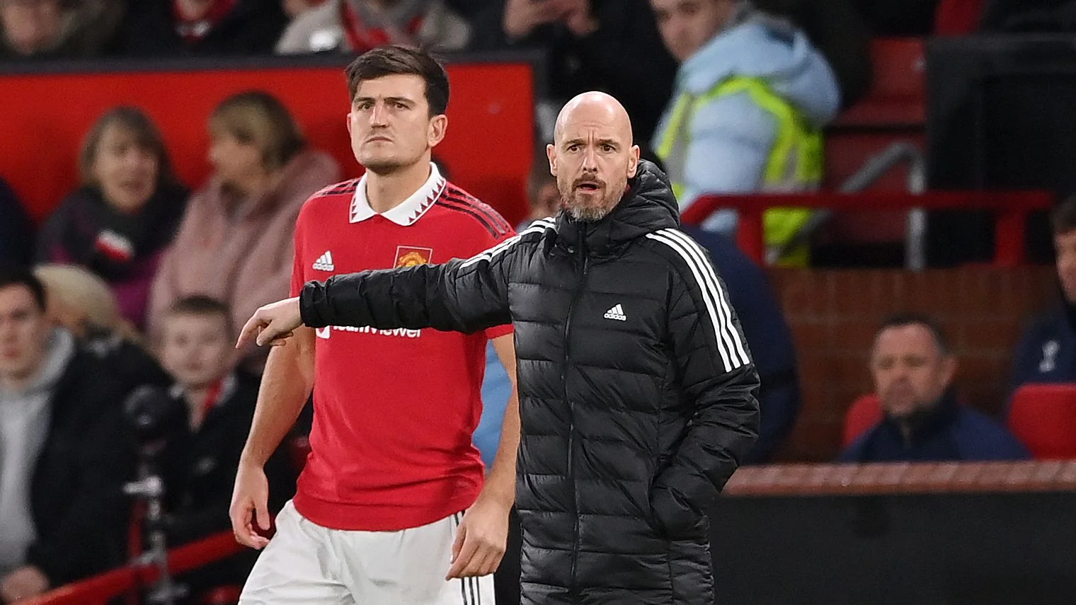 Ten Hag a retiré le brassard de capitaine de Manchester United à Maguire