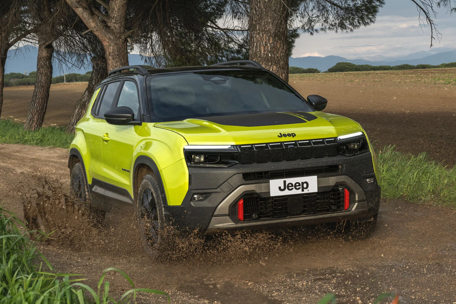 Jeep Avenger yangilandi: yoritiluvchi panjara va yaxshilangan interyer