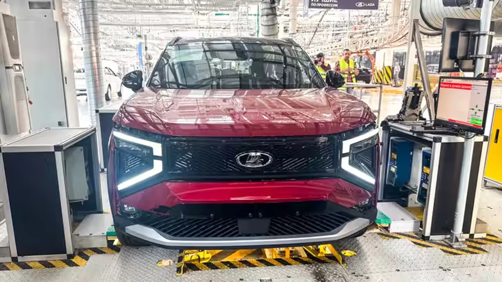Crossover Lada Azimut : le processus d'installation du toit panoramique robotisé