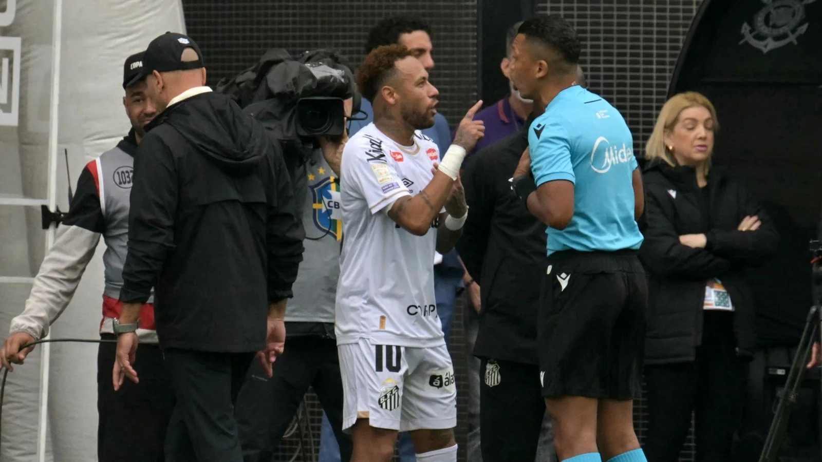 Neymar furioso tras ser sustituido por un error en el partido del Santos