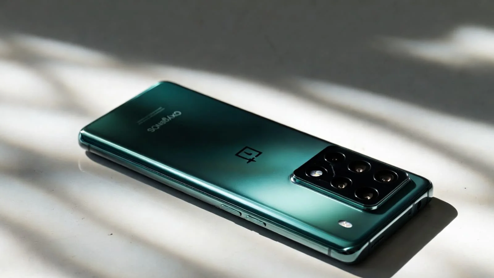 OnePlus 16 смартфони 185 Hz частотали экран ва 200 Мп камера билан чиқади