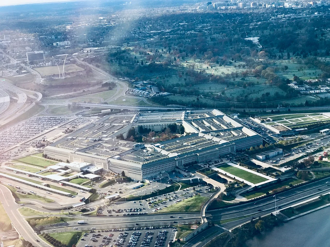 Pentagon yopiq tarmoqlarda sun'iy intellektni joriy etadi