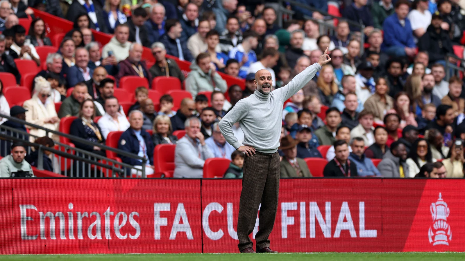 Pep Guardiola Angliya futboli tarixiga kirdi: Manchester Siti dubl qayd etdi