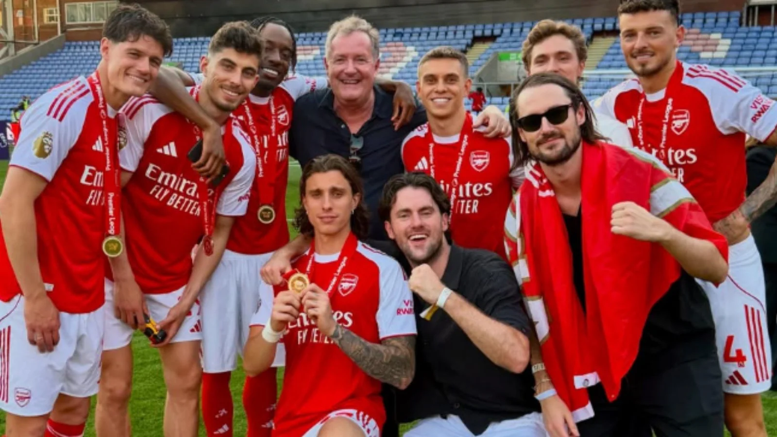 Piers Morgan critiqué pour être entré sur le terrain lors de la célébration du titre d'Arsenal