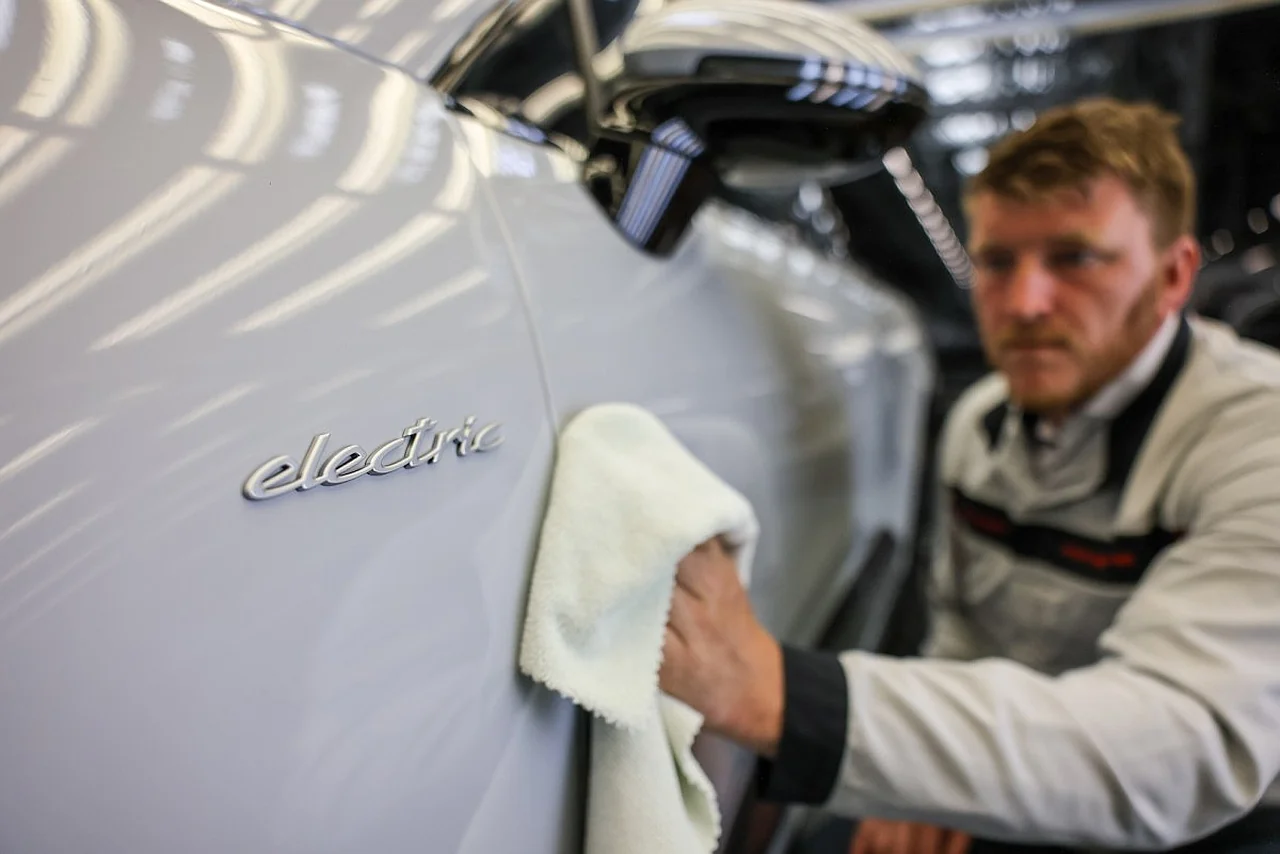 Porsche компанияси учта шоъба корхонасини ёпишга қарор қилди
