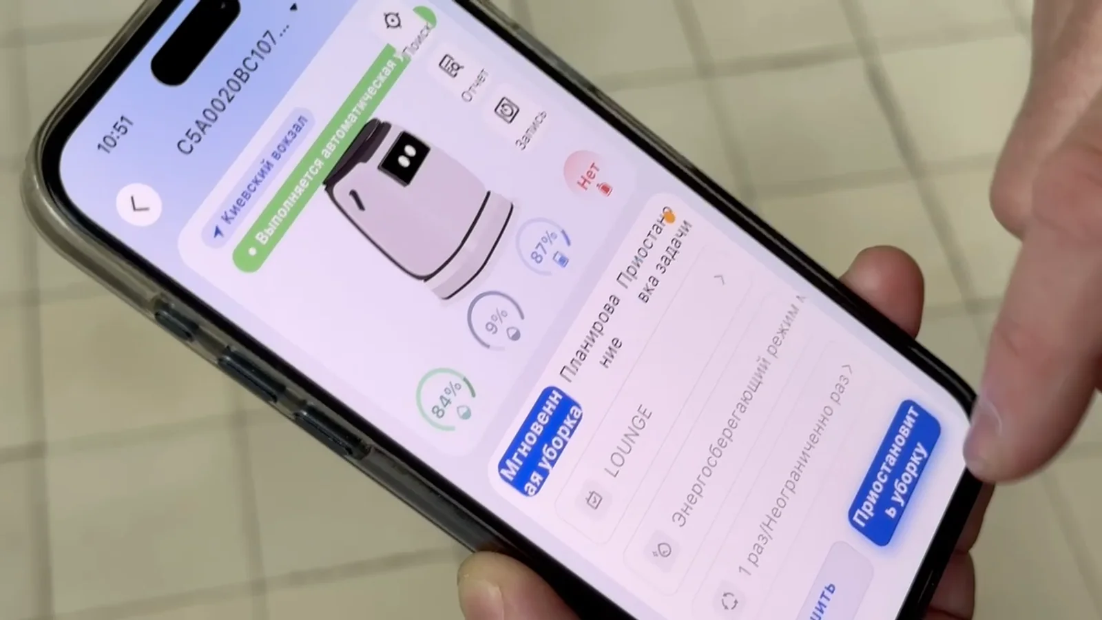 Россия темир йўллари вокзалларда автоном тозаловчи роботларни ишга туширди