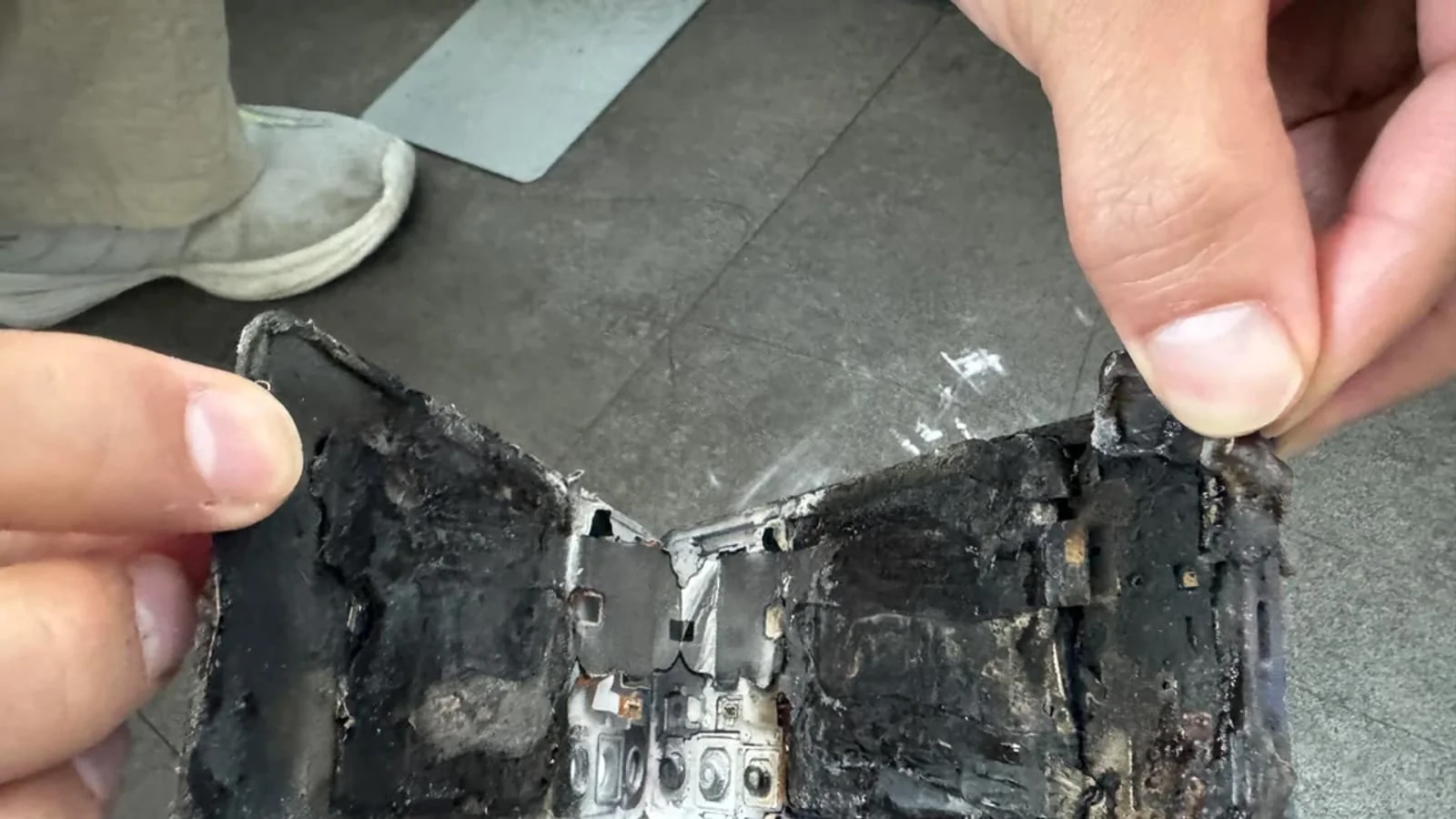 Samsung Galaxy S24 kullanıcının elinde patladı