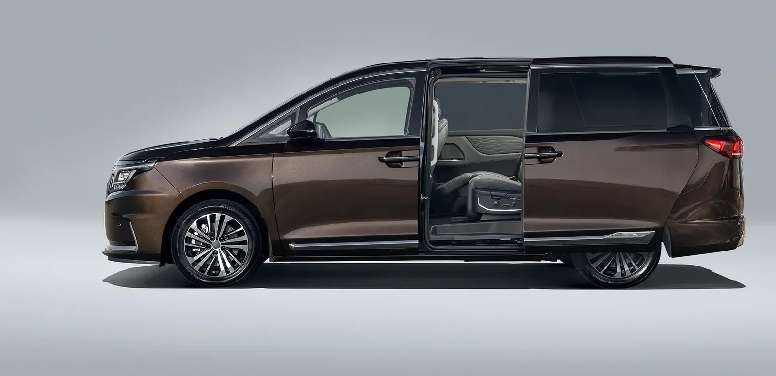 Viersitzige Luxusversion des Minivans Sollers SP7 vorgestellt