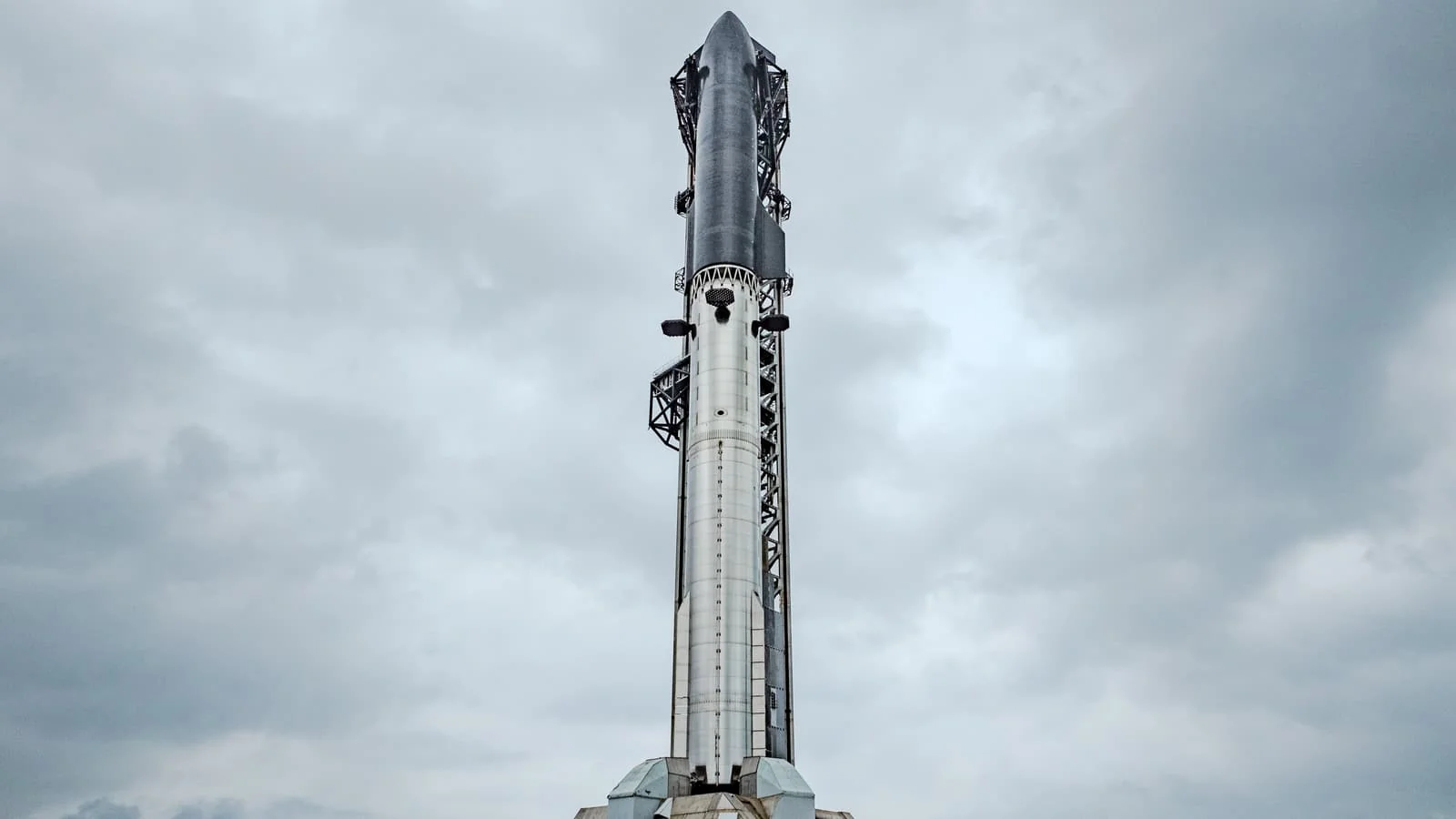 SpaceX o‘zining yangi avlod Starship V3 raketasini ilk bor yig‘di