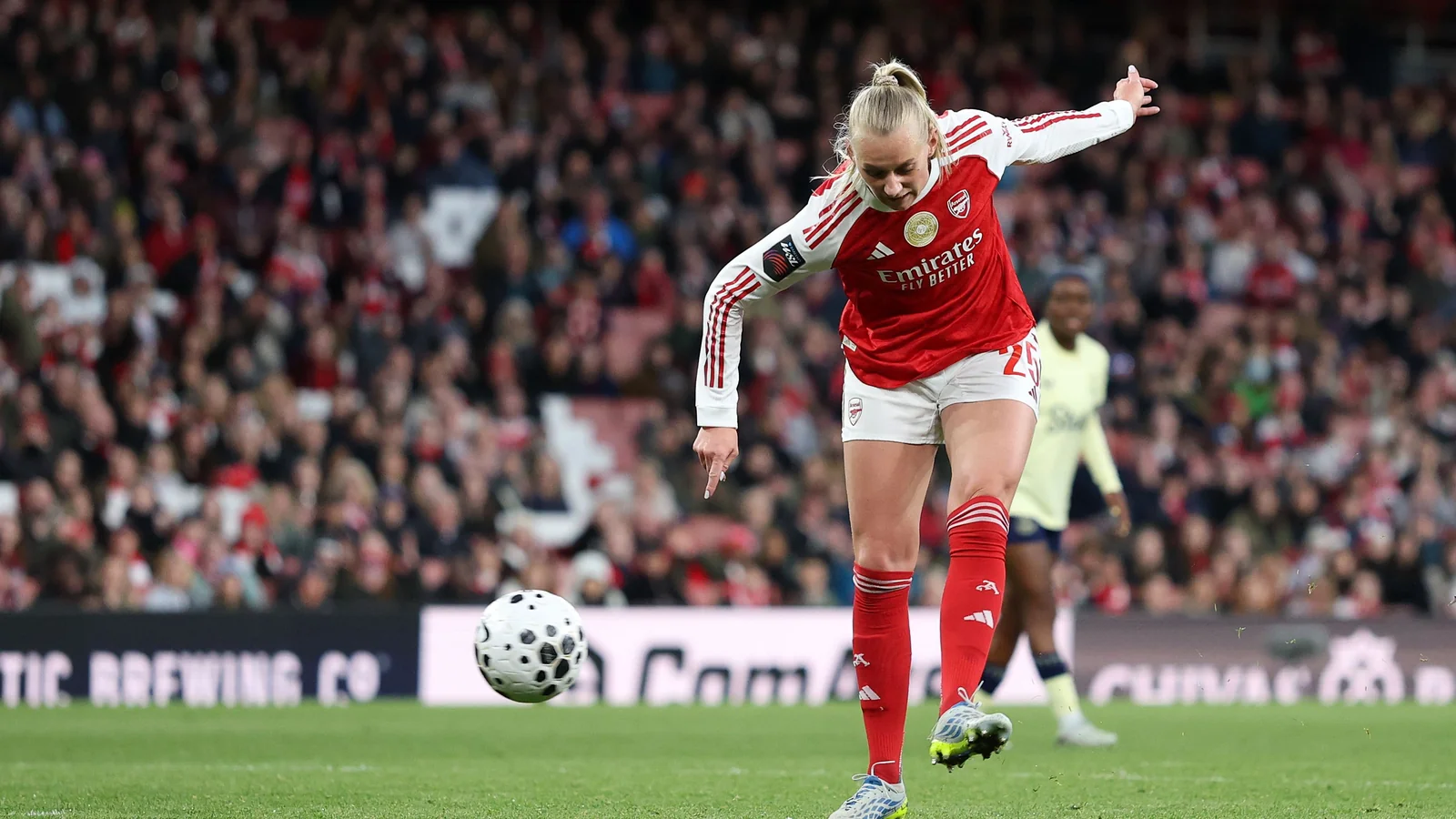 Stina Blackstenius Arsenal-ge jeñis äkeldi