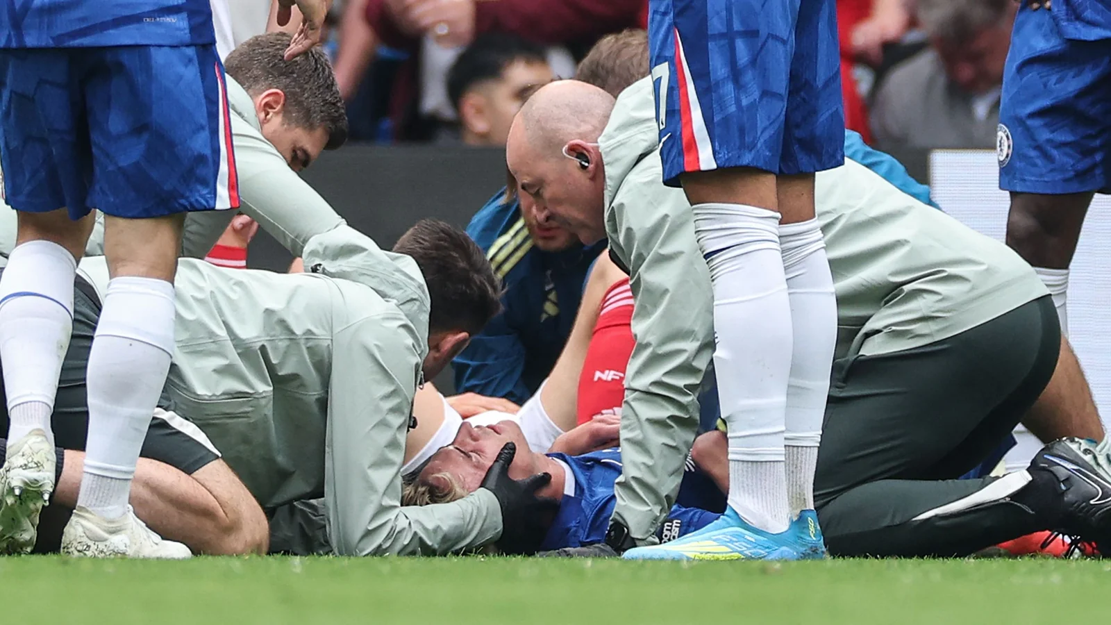 El debutante del Chelsea, Jesse Derry, abandonó el campo en camilla
