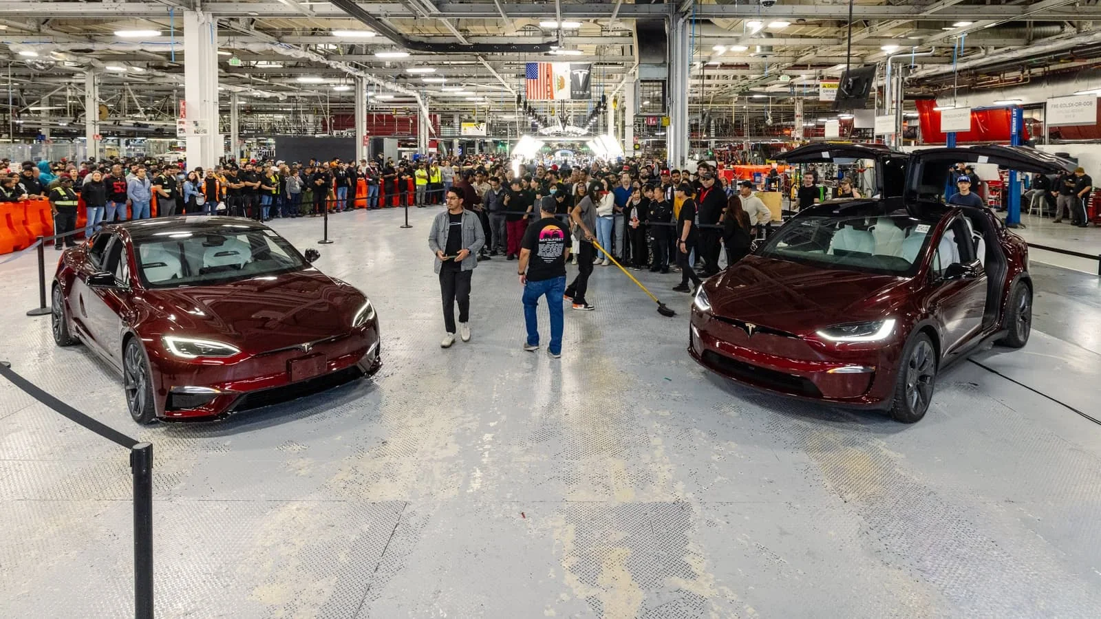 Tesla Model S және Model X өндірістен алынды