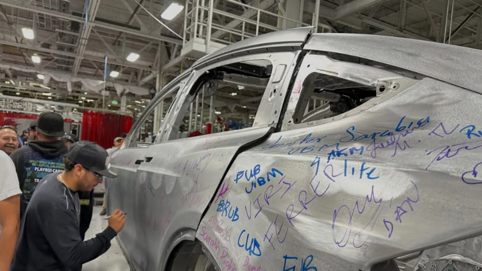 Tesla Model X ишлаб чиқаришни якунлади: завод роботлар учун қайта жиҳозланмоқда