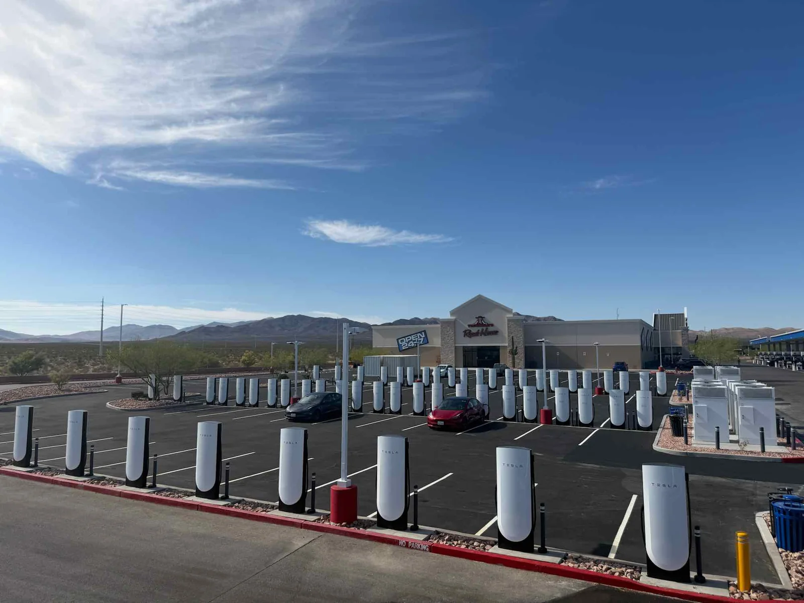 Tesla eröffnet riesige Supercharger-Station in der Mojave-Wüste