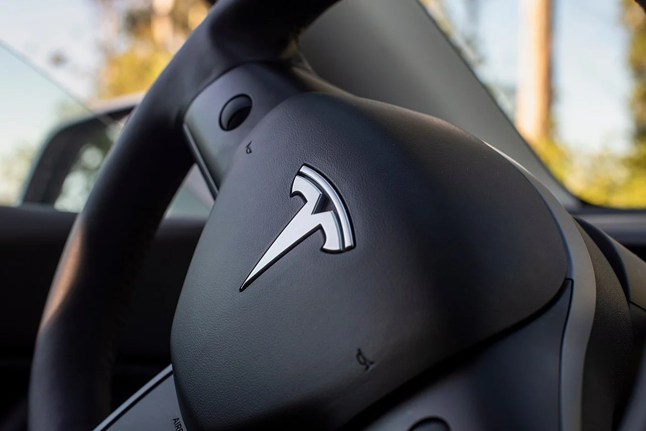 Tesla hat mit der Einführung seines Full Self-Driving-Systems in Europa begonnen