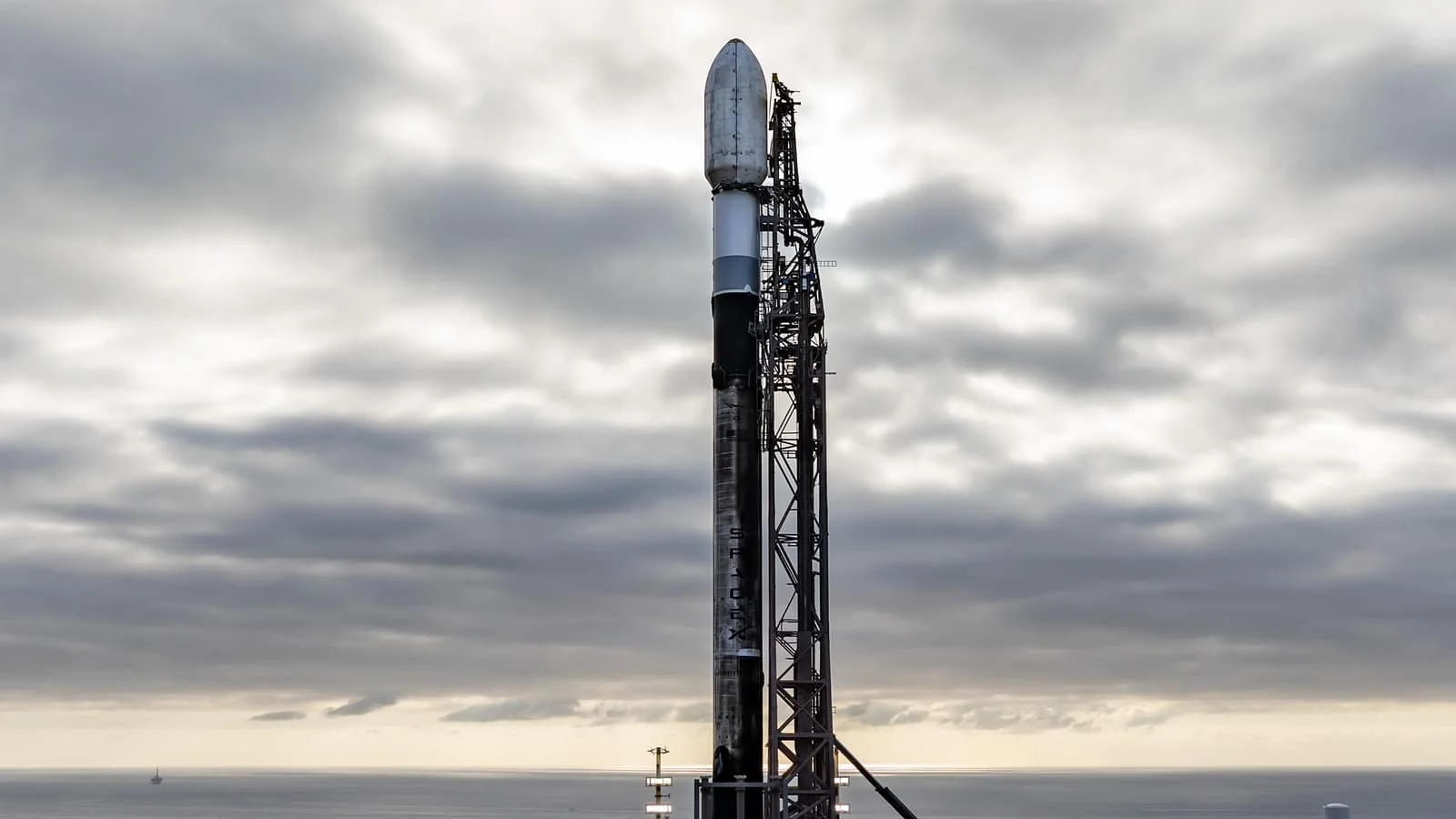 "SpaceX"ning "Falcon 9" raketasi 3 may kuni 45 ta sun'iy yo'ldoshni orbitaga chiqaradi