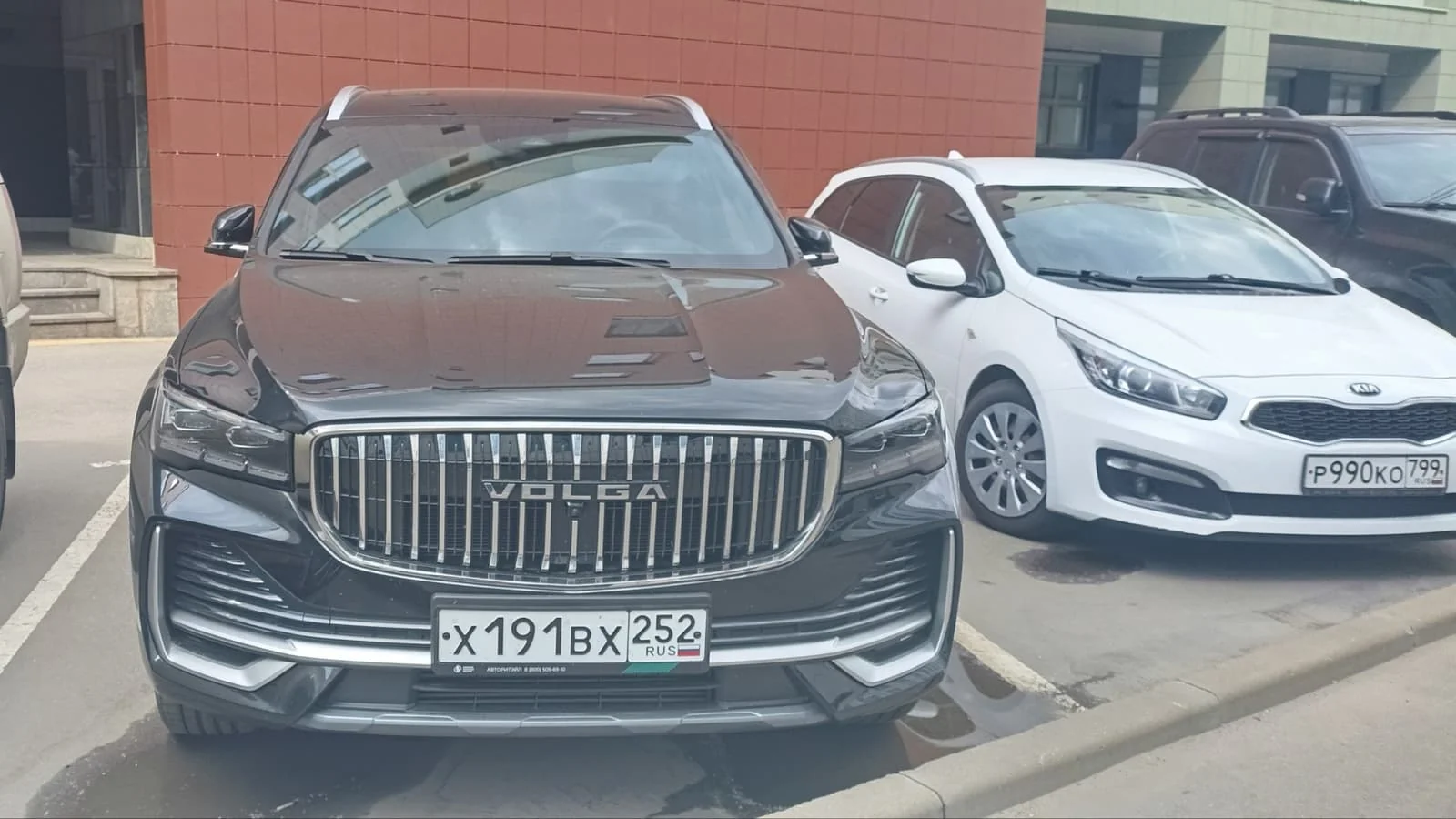 Le crossover Volga K50 aperçu à Moscou
