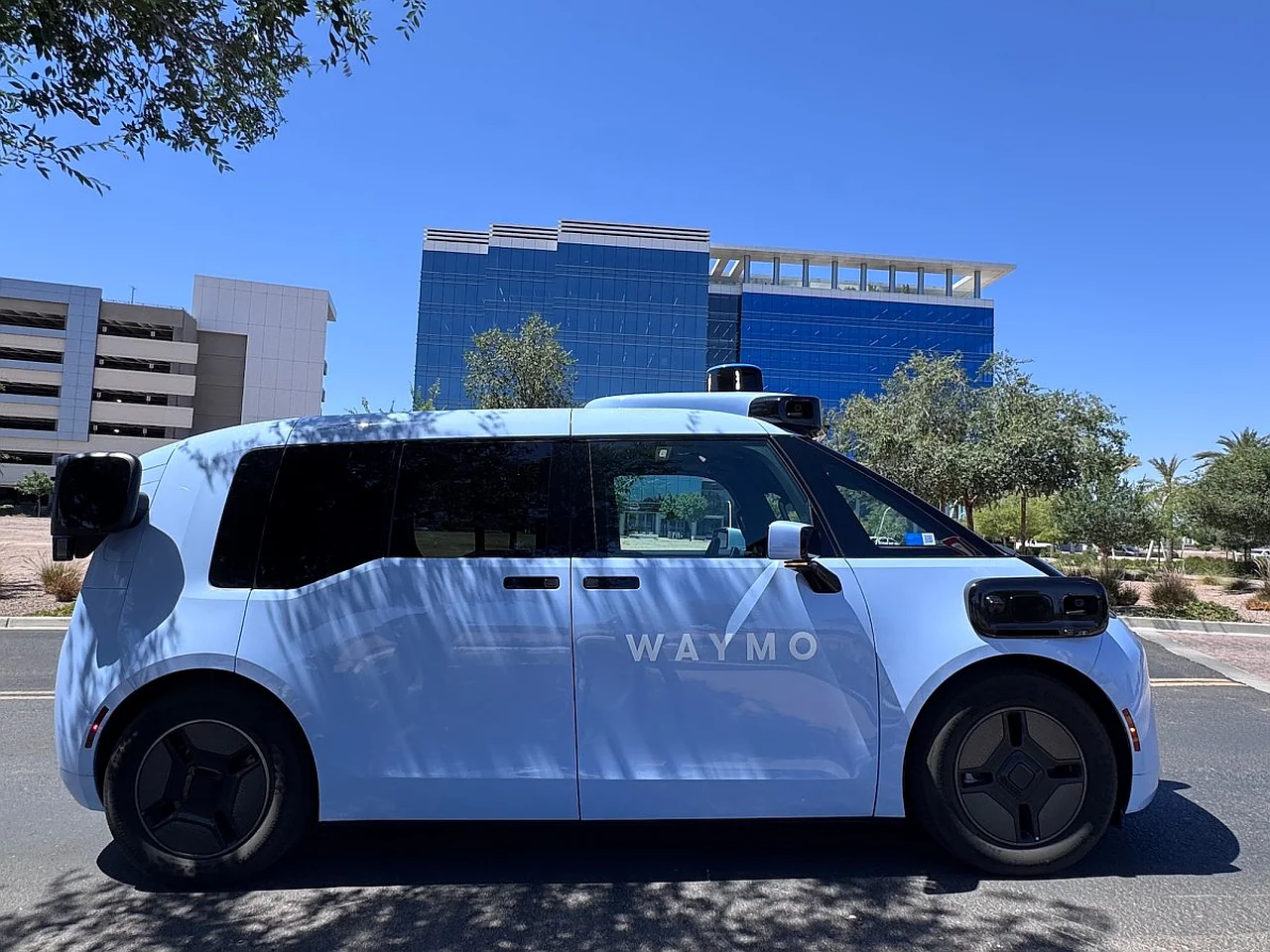Waymo oʻzining yangi Zeekr robotaksilarini yoʻlovchilar uchun ishga tushirdi