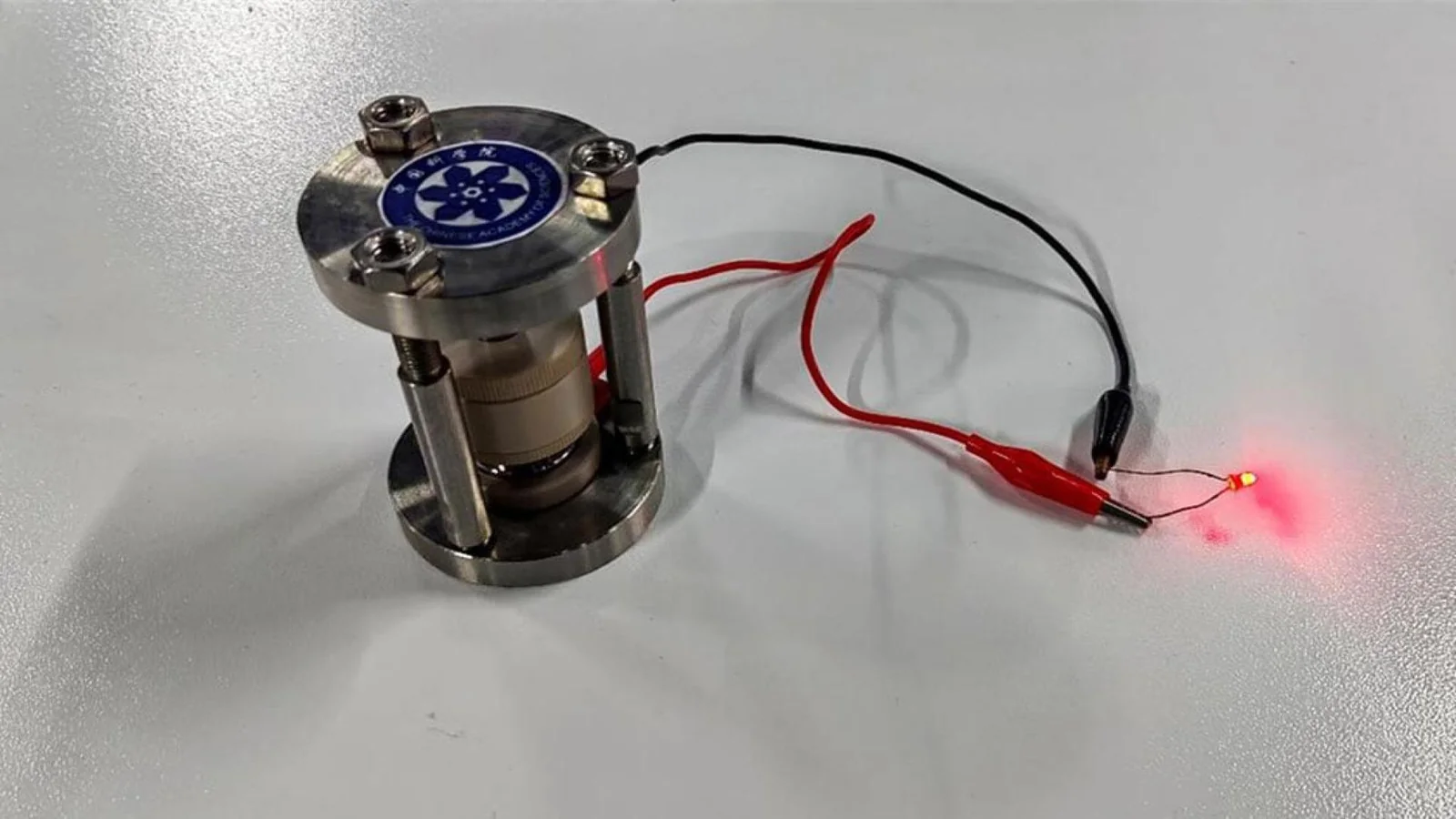 In China wurde eine Batterie entwickelt, die gleichzeitig Strom und Wasserstoff speichert