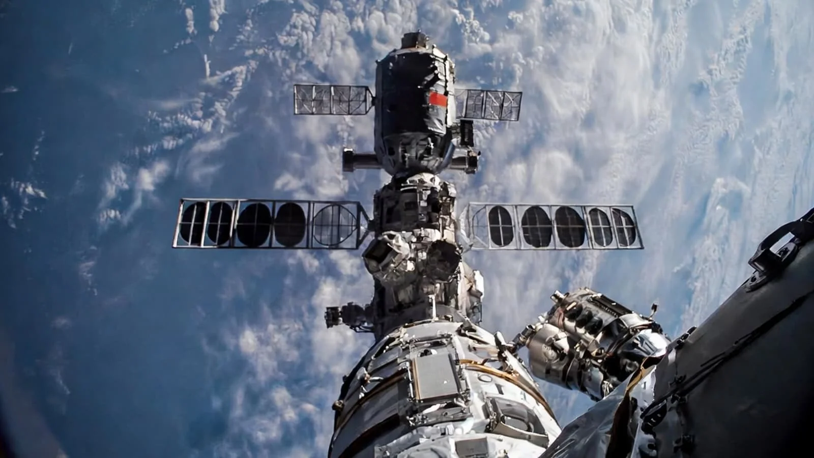 Қытайдың Shenzhou-22 ғарыш кемесі Жерге оралуды бастады
