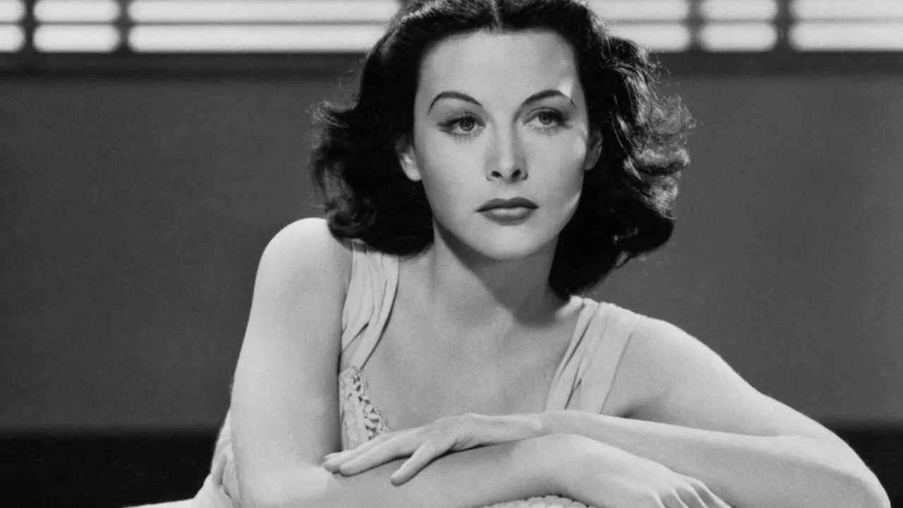 Hedy Lamarrning qora-oq rangdagi klassik portreti.