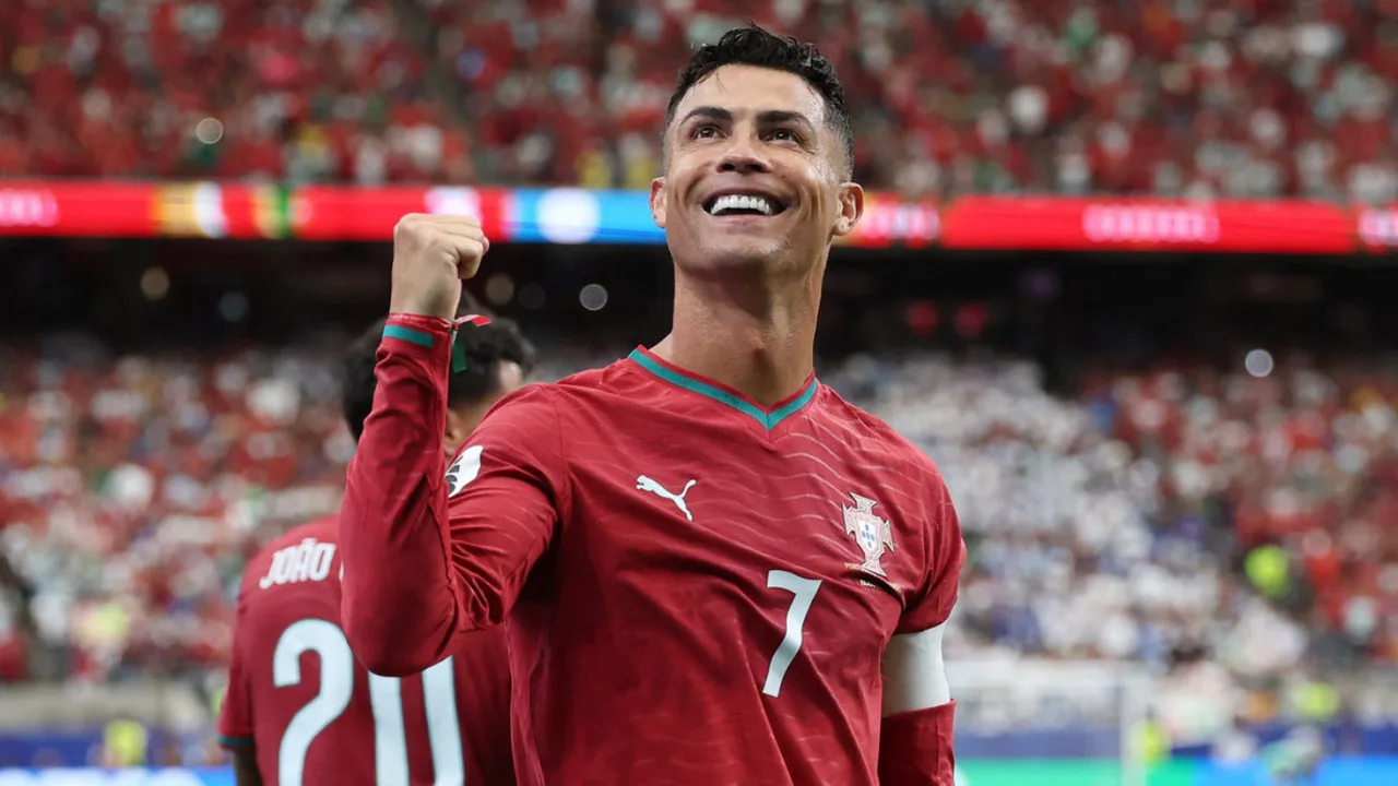Krishtianu Ronaldu Portugaliya formasida g‘alabani nishonlamoqda.
