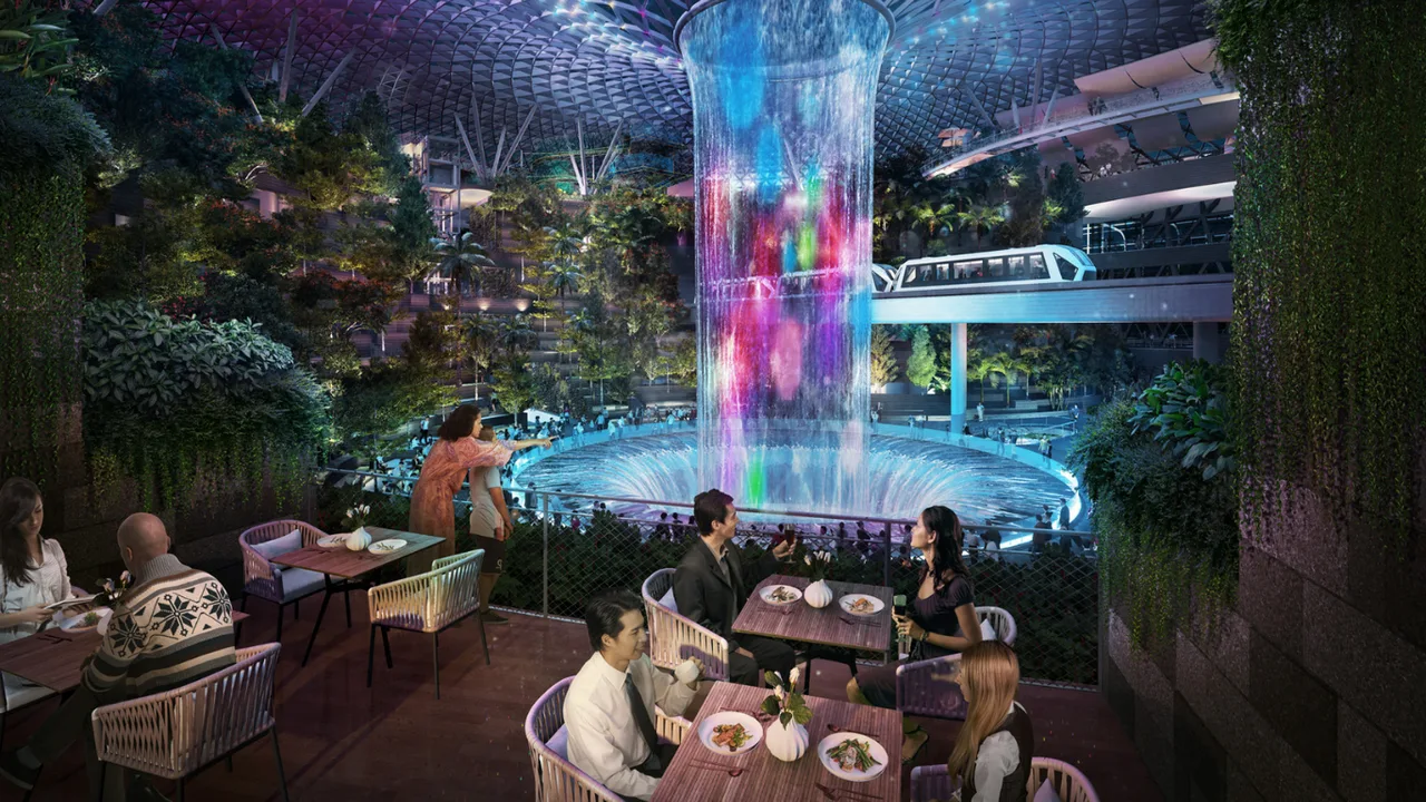 Changi aeroportidagi ulkan sharshara atrofida odamlar tushlik qilishmoqda.