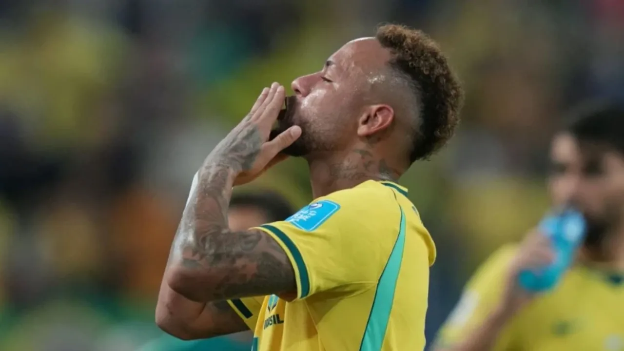 Braziliya terma jamoasi libosidagi Neymar qo‘llari bilan yuzini yopib turibdi.