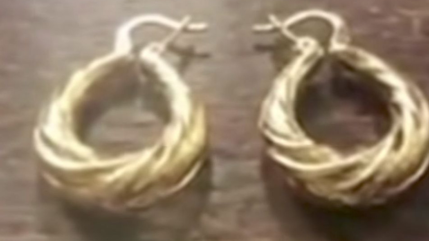 Jigarrang fonda turgan bir juft tillarang naqshli ziraklar.