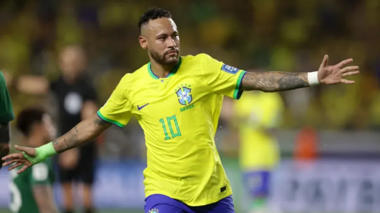 Neymar Braziliya terma jamoasining sariq libosida maydonda qo‘llarini yozib turibdi.